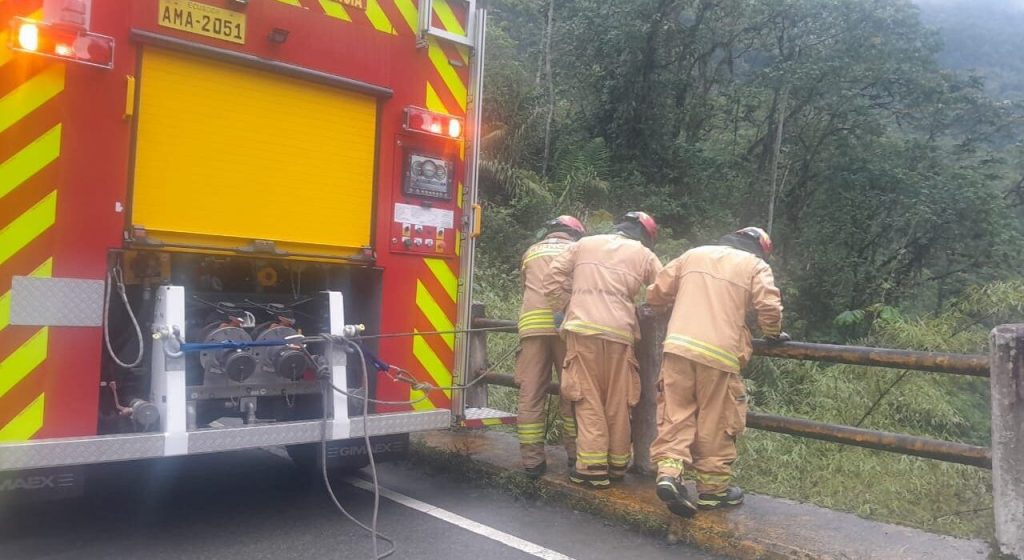 El hallazgo de los dos cuerpos se produjo bajo un puente del sector Tamarindo, en una zona rural de la vía Cuenca–Molleturo.