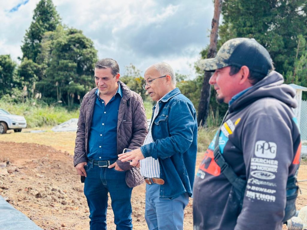 Técnicos del MAGP verificaron el avance del sistema de riego parcelario tecnificado en la Comuna Potrerillos, cantón Saraguro.