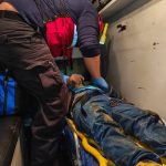 Tragedia en la Troncal Amazónica: motociclista falleció al chocar contra patrullero durante operativo de emergencia