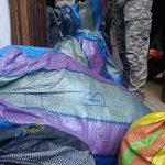 Operativo aduanero en Loja termina con el decomiso de cerca de 50 bultos de ropa en cuatro locales comerciales