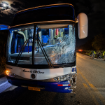 Fatal choque en la vía Loja–Catamayo: conductor de bus abandonó el lugar tras el accidente que dejó un motociclista fallecido